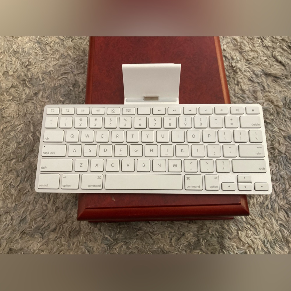 Apple A1359 Wired Keyboard Docking Station.